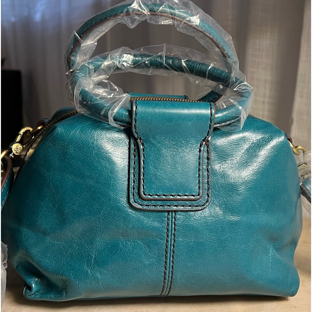 NWT Hobo International Shay Crossbody in Bluegrass for fall. Surprisingly roomy.